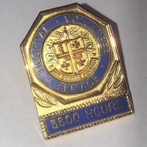Gold Tone and Blue Hospital Volunteer Service 5500 Hours Vintage Pin